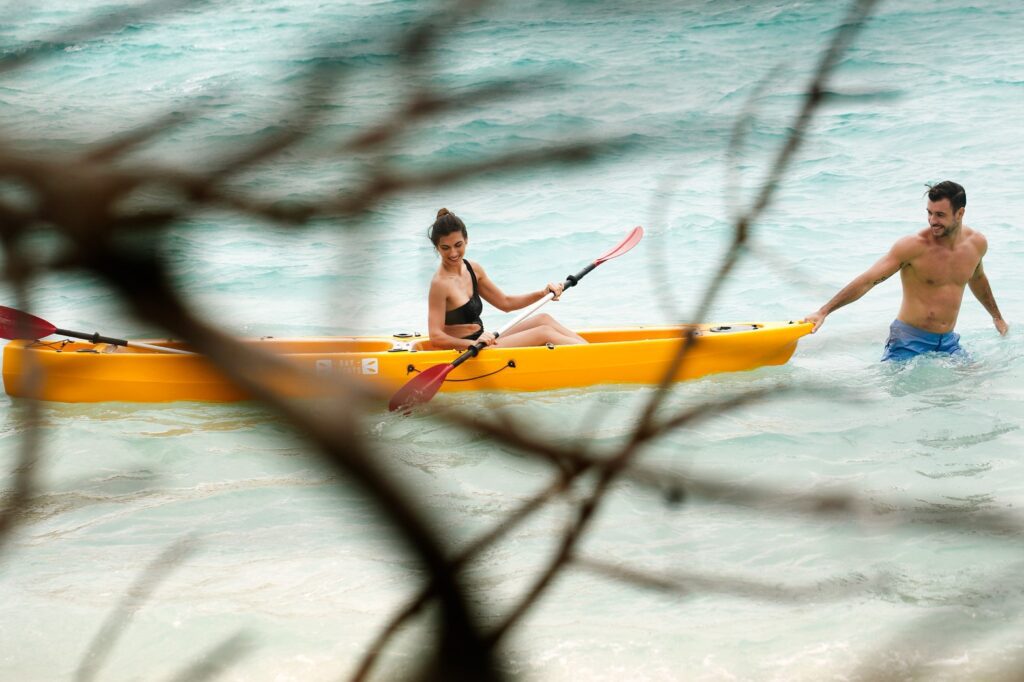 Alila Kothaifaru Maldives - Couple Kayaking