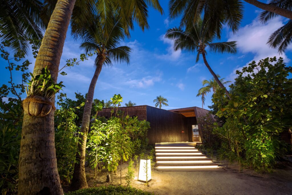 St. Regis Maldives Vommuli Resort t pan exterior