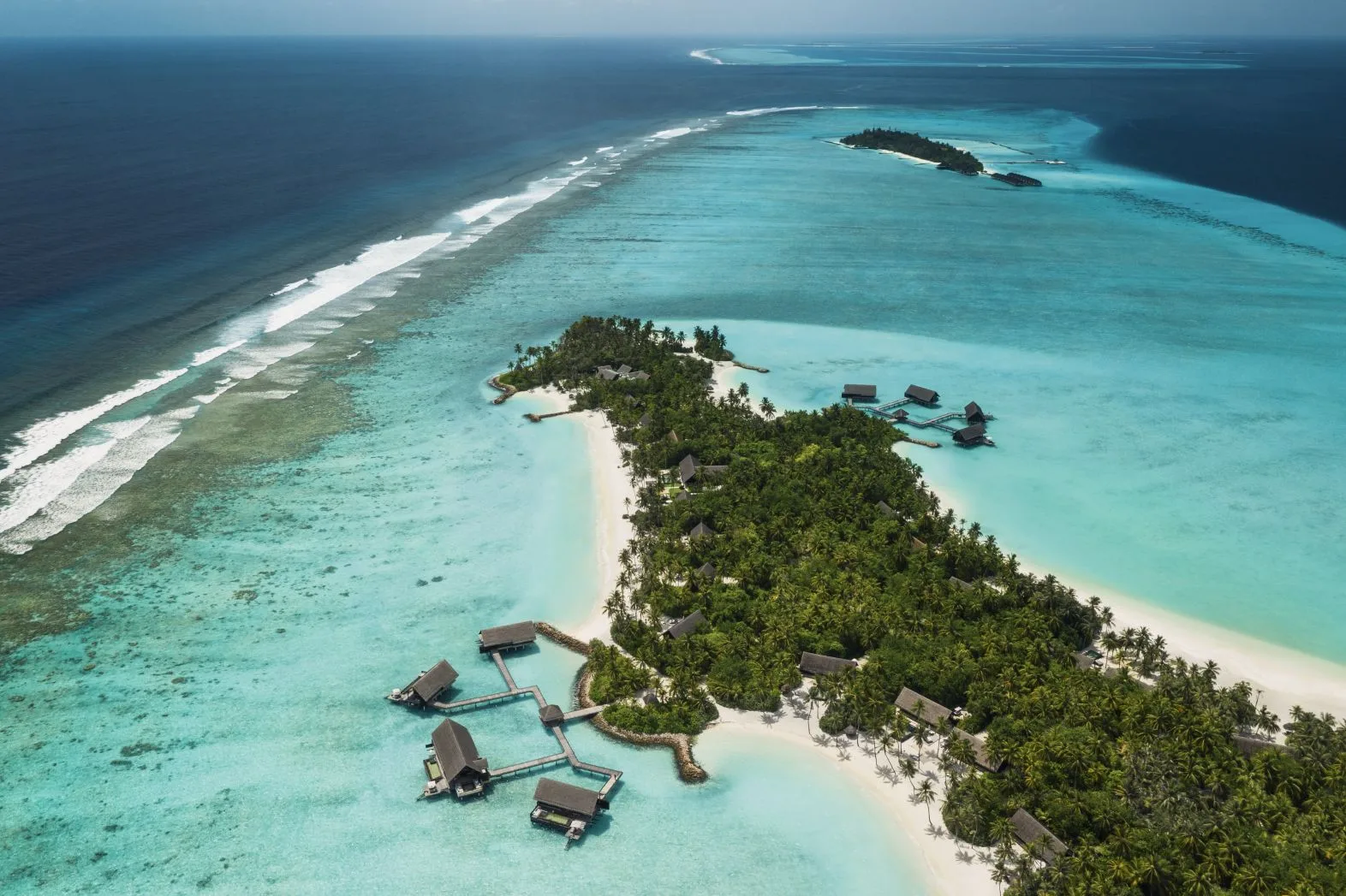 OO_RR_Accommodation_GrandWaterVilla_Drone_Day_3652_MASTER
